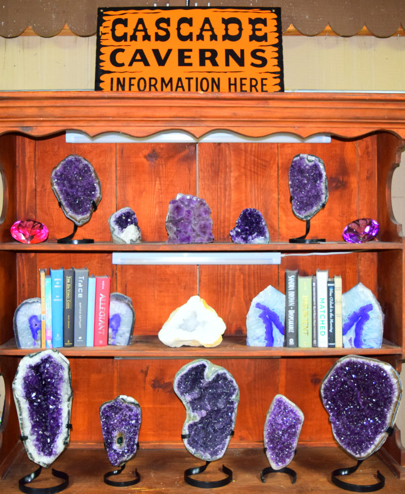 Gift-Rock Shop (Quartz Geode Display)